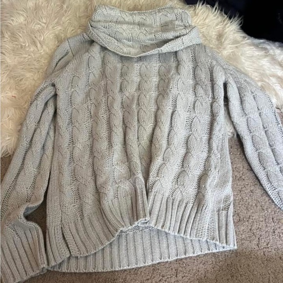 Elegant Gray Cable Knit Turtleneck Sweater - Picture 1 of 1